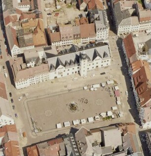 Freiberg. Altstadt. Obermarkt mit Rathaus (Gründung 13. Jh., Neubau 1410/1416). Luftbild-Schrägaufnahme von Südwesten