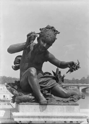 Pont Alexandre III. — Statue