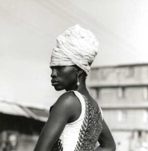 Freetown, Sierra Leone. Junge Afrikanerin mit Turban