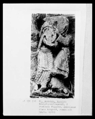 Stehende Figuren, gemeinsam etwas tragend