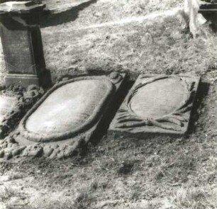 Görlitz. Alter Friedhof (Feld VII). Grabplatten (Nr. 10 und 11; 1687, 1711; Sandstein)