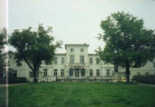 Gut Wulksfelde: ehemaliges Herrenhaus: Eingangsfront: Mittelrisalit mit Eingangsvorbau und Altan, daran Schild "Gutsklause": Eckrisaliten: links und rechts Flügelbauten