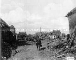 Zerstörter Ort nach der Schlacht bei Arras
