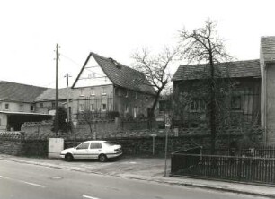 Seifersdorf bei Radeberg, Tina-von-Brühl-Straße 17. Dreiseithof (um 1850, Scheune 1927). Ansicht mit Einmündung Kirchgasse