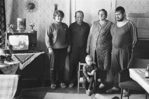 Familie F. (Melker) im Wohnzimmer vor laufendem Fernsehgerät ("Alles auf eine Karte. VR Polen")