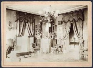 Wohnraum von Prof. E. A. Donadini : Ansicht eines prunkvoll eingerichteten Salons, vermutlich in der späteren Dresdner Wohnung des Malers E. A. Donadini, Schachspiel auf kleinem Tisch im Vordergrund