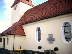 Ansicht von Nordosten mit Kirche (Kirchturm Gotischer Chorturm-Langhaus und Sakristei Barock erneuert)