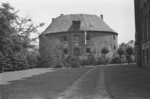 Ansicht des Zwingers : Parklandschaft mit einem historischen Gebäude, dem Zwinger