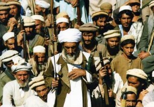 Afghanistan - Mudschahedin : Afghanische Mudschahedin versammeln sich in einem Flüchtlingslager, 1987