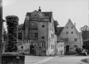 Püchau, Schloss : Püchau. Sogenannte Heinrichsburg. Ansicht vom Schloßportal