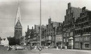 Lüneburg, Am Sande. Häuserzeile nach Osten gegen Turm der Johanniskirche