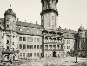 Dresden. Residenzschloß. Großer Schloßhof. Nordflügel mit Hausmannsturm. Südseite. Aus: Das Königliche Residenzschloss zu Dresden. Tafel 6. Dresden: Römmler und Jonas, 1896. Dresden: Landesamt für Denkmalpflege Sachsen, E977, 09214022