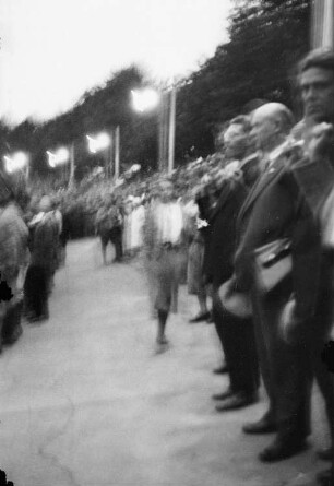 Der KPD-Vorsitzende Ernst Thälmann und der sächsische Parteivorsitzende Fritz Selbmann bei der Eröffnung der Kundgebung am 19. Juli 1932 in der Radrennbahn in Dresden-Reick