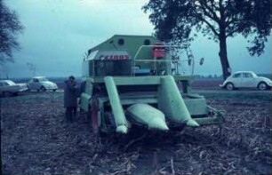 Fotografie: Erntetechnik, Mähdrescher selbstfahrend, Körnermais, Maispflückvorsatz