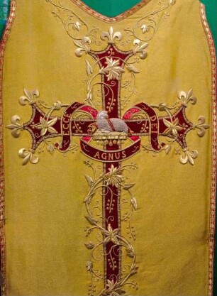 Frankreich. Bretagne. Finistere. Sizun. Enclos paroissial. Umfriedeter Pfarrhof. Kirche innen. Kirchenschatz. Messgewand. 1880