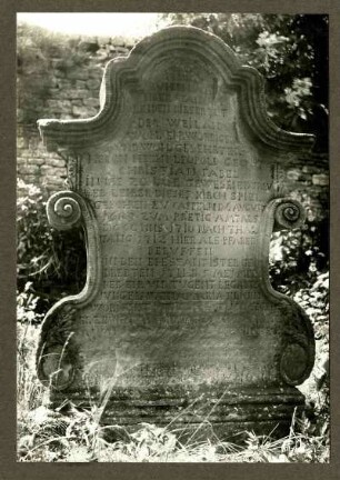 alter Friedhof um die Kirche, Grabstein des Pfarrers Leopold Georg Christian Fabel, 1732. Vergl.463/65766
