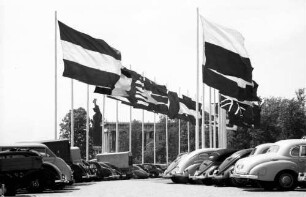 München: Fahnen, Parkplatz und Bavaria