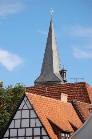 Turm der Ägidiikirche, davor alte Fachwerkhäuser