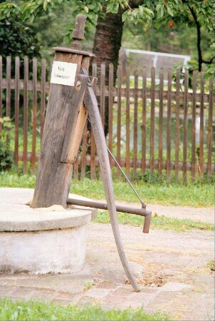 Holzpumpe an der Straße, funktionsfähig