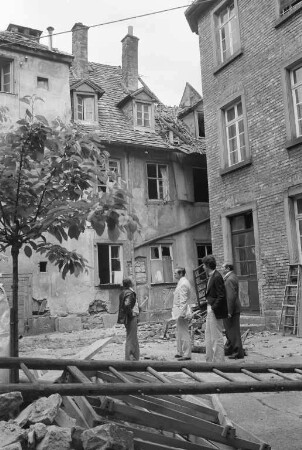 Erneute Diskussion um die Zukunft des einsturzgefährdeten Hauses Brunnenstraße 47 nach Absturz einer der vier Dachgaupen der Vorderfassade