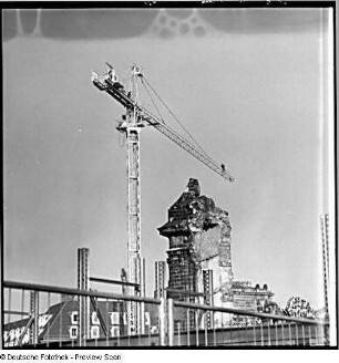 Dresden-Altstadt. Ruine der Frauenkirche während ihrer archäologischen Enttrümmerung. Nordwestturm und Kran