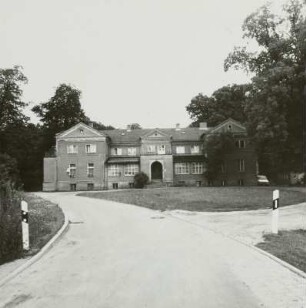 Hornow. Herrenhaus : Hornow (Ortsteil der Stadt Spremberg). Herrenhaus (Kindergarten; 1862/1970). Eingangsfront