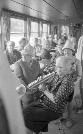 Ausflugsfahrt für alte Menschen auf dem städtischen Motorschiff "Friedrich Töpper".