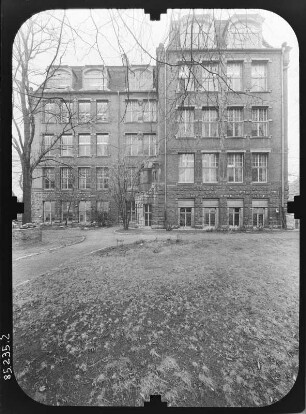 Erfurt-Altstadt, Am Hügel 1. Ehem. Kunstgewerbeschule (1904; M. Brockert, P. Peters; Fachbereich Kunst der Universität Erfurt). Ansicht von Südost