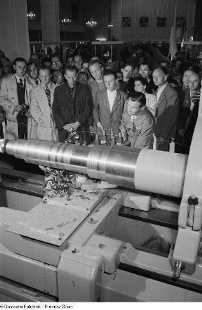 Vorführung einer Maschine der tschechoslowakischen Sektion auf der Leipziger Herbstmesse 1954