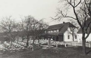 Langebrück (Dresden-Langebrück), Gänsefuß. Hofewiese. Hauptgebäude (1. V. 19. Jh., Umbau 1935). Eingangsseite mit Biergarten