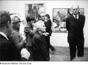 Dresden-Altstadt. Albertinum. VII. Kunstausstellung der DDR, 05.10.1972-25.03.1973. Raumaufnahme mit Ausstellungsbesuchern und Joachim Uhlitzsch, Direktor der Galerie Neue Meister, während einer Führung