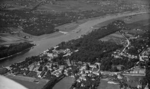 Dresden. Pillnitz mit Schloß, Hosterwitz, Elbe mit der nordwestlichen Spitze der Pillnitzer Elbinsel und Kleinzschachwitz. Luftbild-Schrägaufnahme von Osten
