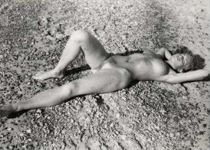 Ohne Titel (Vera Broido am Strand)