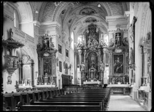 Traunstein. Katholische Pfarrkirche St. Oswald. Blick zum Altar