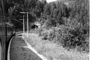 Nussbach; Hornberg: aus dem Zug: Schwarzwaldbahnstrecke zwischen Nussbach und Hornberg [wohl am Bahnhof Niederwasser mit Blick auf den Spärle-Tunnel]