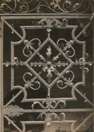Gruftkapelle Stöckner : Akanthusrosette des Gitters der Gruft