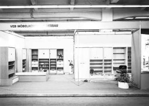 Ausstellungskojen des VEB Möbelkombinat Dessau mit Jugendzimmer