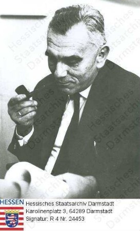Grüner, Gustav Prof. Dr. phil. (1924-1988) / Porträt mit Pfeife, sitzend, Halbfigur