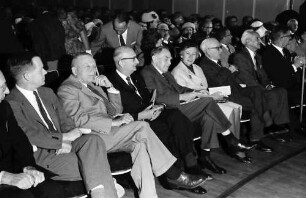 13. Tagung 1963 Medizin; Eröffnung Lindau 1.7.63: 1. Reihe: Thomas H. Weller, Otto H. Warburg, S. Bachl, Otto Hahn, E. Schwarzhaupt, Max Born, Severo Ochoa, Hugo Th. Theorell, Paul H. Müller
