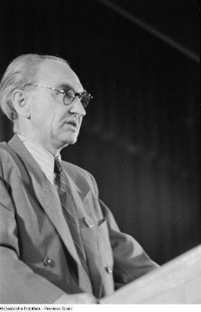 Portrait Heinrich Raus am Rednerpult bei der Eröffnung der Herbstmesse 1950