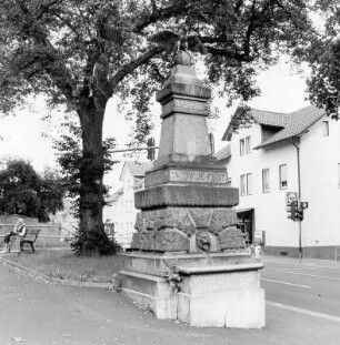 Gefallenendenkmal (Denkmalanlage); Nidda, Hindenburgstraße (bei Nr. 2)