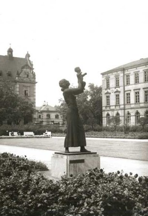 Zwickau, Albertplatz : Zwickau. Mutter mit Säugling auf dem Albertplatz