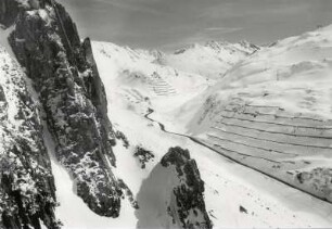 Die Arlbergstraße mit Blick St. Christoph
