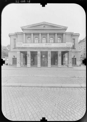 Görlitz, Demianiplatz 2. Gerhart-Hauptmann-Theater (1851; G. Kießler, Erweiterung 1927). Eingangsfront