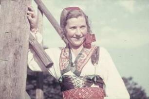Reisefotos. Mädchen in Tracht (vielleicht in Skandinavien)