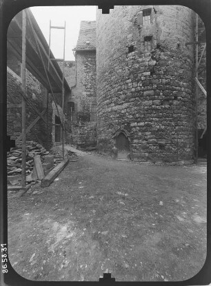 Ranis. Burg (Erwähnung 1199, 13./14. Jh.). Hofansicht mit Hungerturm