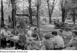 Gäste in der "Heideschänke" in der Gartenbau-Ausstellung in Markkleeberg