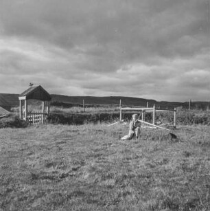 Friedhof : Ein Junge auf dem Friedhof von Hveragerði. Im Hintergrund das Eingangstor zum Friedhof