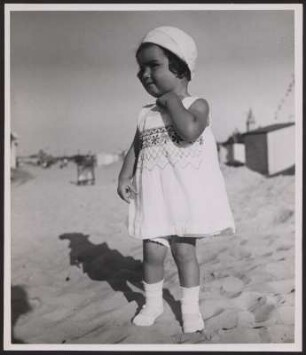 Kleines Mädchen am Strand