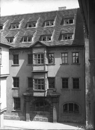 Blick auf Königliches Amtsgericht. Bildmitte unten - handgeschnitzter Giebel